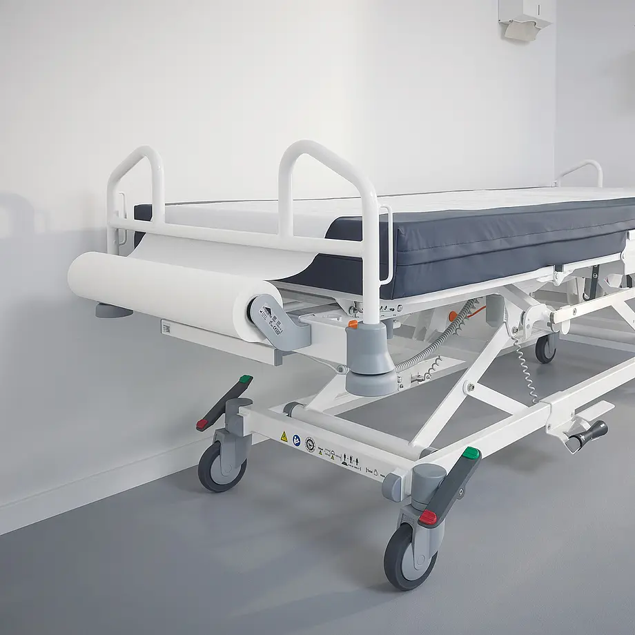 Evario one Patientenliege mit Papierrollenhalter im Fokus, Ort Behandlungsraum