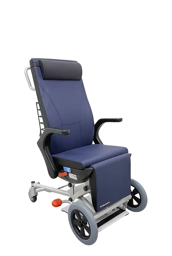Transportstuhl für Patientenmobilität mit ergonomischer Polsterung und stabiler Fahrwerkskonstruktion.