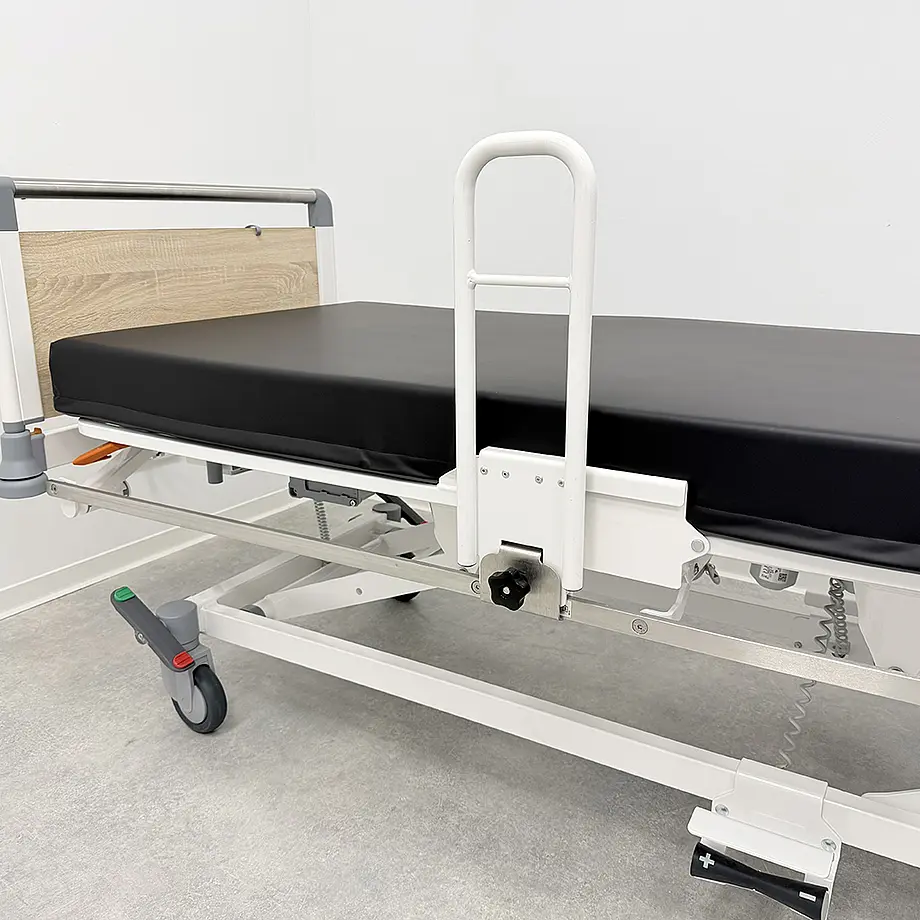 Evario one Patientenliege mit Aufstehhilfe zur sicheren Mobilisation und Unterstützung beim Aufstehen.