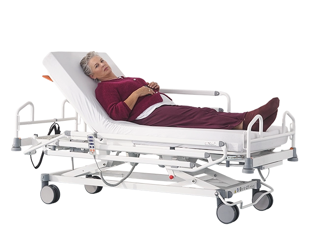 Ältere Patientin auf höhenverstellbarer Patientenliege für Ambulanzen und Notaufnahmen.