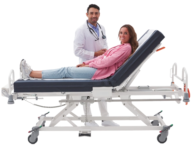 Elektrisch verstellbare Patientenliege für MVZ- und Arztpraxisbereiche mit sitzender Patientin und medizinischem Personal.