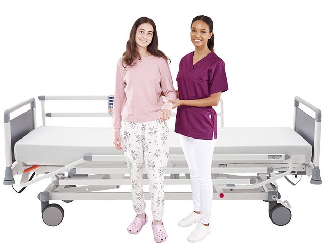 Patientin und Pflegekraft vor elektrisch verstellbarem Patientenbett für Klinik und Ambulanz.